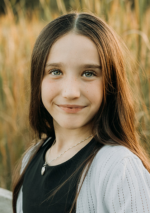 Evelyne Richer Headshoot Outdoors